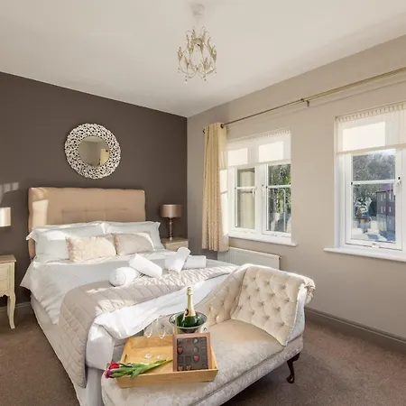 Sugar Reef - A Fantastic Modern House With Garden, Free Parking For 2 Cars, Free Use Of Electric Vehicle Point, Beach, Shops, Bars And Restaurants Just A 10 Minute Walk Away! *