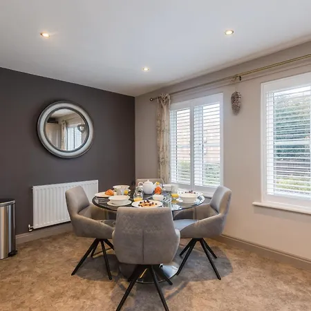 Sugar Reef - A Fantastic Modern House With Garden, Free Parking For 2 Cars, Free Use Of Electric Vehicle Point, Beach, Shops, Bars And Restaurants Just A 10 Minute Walk Away!