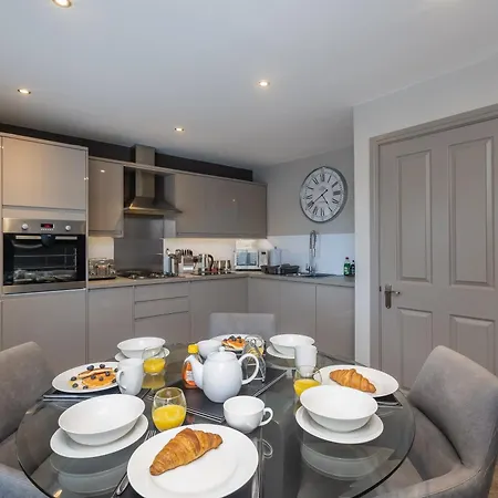 Sugar Reef - A Fantastic Modern House With Garden, Free Parking For 2 Cars, Free Use Of Electric Vehicle Point, Beach, Shops, Bars And Restaurants Just A 10 Minute Walk Away!