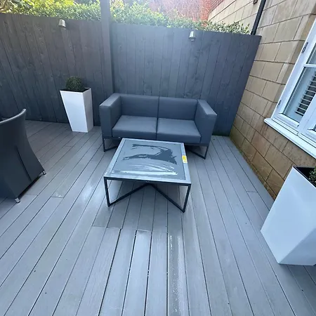 Sugar Reef - A Fantastic Modern House With Garden, Free Parking For 2 Cars, Free Use Of Electric Vehicle Point, Beach, Shops, Bars And Restaurants Just A 10 Minute Walk Away!