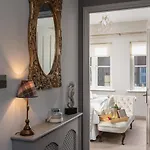 Sugar Reef - A Fantastic Modern House With Garden, Free Parking For 2 Cars, Electric Vehicle Point, Beach, Shops, Bars, Restaurants Just A 10 Minute Walk Away, Maximum Occupancy 4 Guests * Уитби