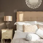 Sugar Reef - A Fantastic Modern House With Garden, Free Parking For 2 Cars, Electric Vehicle Point, Beach, Shops, Bars, Restaurants Just A 10 Minute Walk Away, Maximum Occupancy 4 Guests Дом отдыха