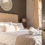 Sugar Reef - A Fantastic Modern House With Garden, Free Parking For 2 Cars, Electric Vehicle Point, Beach, Shops, Bars, Restaurants Just A 10 Minute Walk Away, Maximum Occupancy 4 Guests Дом отдыха *
