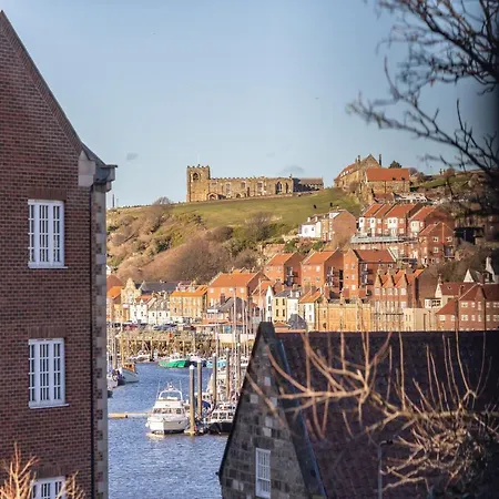 Sugar Reef - A Fantastic Modern House With Garden, Free Parking For 2 Cars, Electric Vehicle Point, Beach, Shops, Bars, Restaurants Just A 10 Minute Walk Away, Maximum Occupancy 4 Guests Whitby