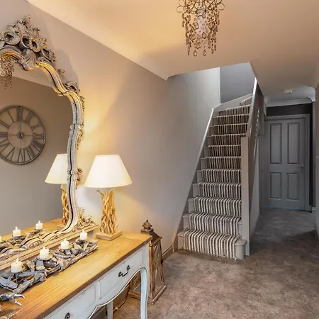 Sugar Reef - A Fantastic Modern House With Garden, Free Parking For 2 Cars, Electric Vehicle Point, Beach, Shops, Bars, Restaurants Just A 10 Minute Walk Away, Maximum Occupancy 4 Guests 別荘 *