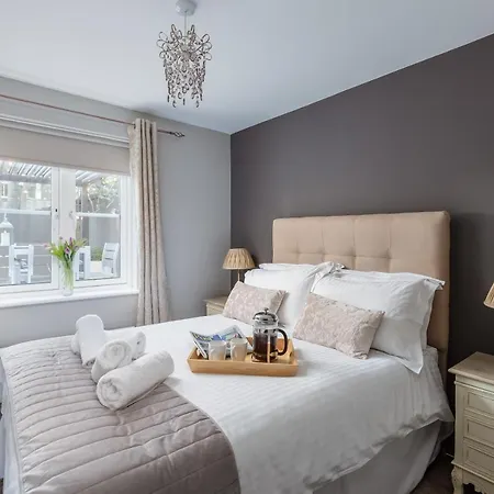 Sugar Reef - A Fantastic Modern House With Garden, Free Parking For 2 Cars, Electric Vehicle Point, Beach, Shops, Bars, Restaurants Just A 10 Minute Walk Away, Maximum Occupancy 4 Guests 別荘