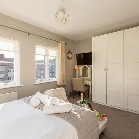 Sugar Reef - A Fantastic Modern House With Garden, Free Parking For 2 Cars, Electric Vehicle Point, Beach, Shops, Bars, Restaurants Just A 10 Minute Walk Away, Maximum Occupancy 4 Guests Whitby