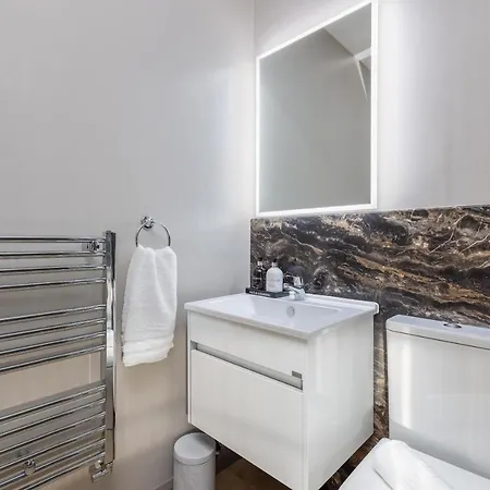 Sugar Reef - A Fantastic Modern House With Garden, Free Parking For 2 Cars, Electric Vehicle Point, Beach, Shops, Bars, Restaurants Just A 10 Minute Walk Away, Maximum Occupancy 4 Guests *