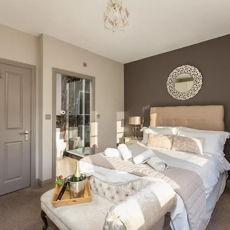 Sugar Reef - A Fantastic Modern House With Garden, Free Parking For 2 Cars, Electric Vehicle Point, Beach, Shops, Bars, Restaurants Just A 10 Minute Walk Away, Maximum Occupancy 4 Guests Whitby