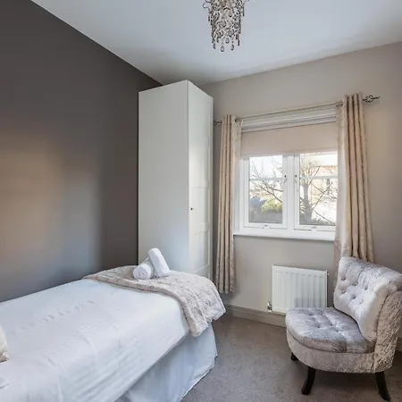 Dom wakacyjny Sugar Reef - A Fantastic Modern House With Garden, Free Parking For 2 Cars, Electric Vehicle Point, Beach, Shops, Bars, Restaurants Just A 10 Minute Walk Away, Maximum Occupancy 4 Guests *