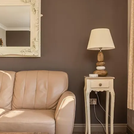 Sugar Reef - A Fantastic Modern House With Garden, Free Parking For 2 Cars, Electric Vehicle Point, Beach, Shops, Bars, Restaurants Just A 10 Minute Walk Away, Maximum Occupancy 4 Guests 別荘