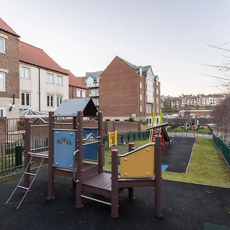 Sugar Reef - A Fantastic Modern House With Garden, Free Parking For 2 Cars, Free Use Of Electric Vehicle Point, Beach, Shops, Bars And Restaurants Just A 10 Minute Walk Away! Casa vacanze Whitby