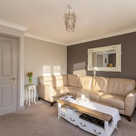 Sugar Reef - A Fantastic Modern House With Garden, Free Parking For 2 Cars, Electric Vehicle Point, Beach, Shops, Bars, Restaurants Just A 10 Minute Walk Away, Maximum Occupancy 4 Guests Dom wakacyjny