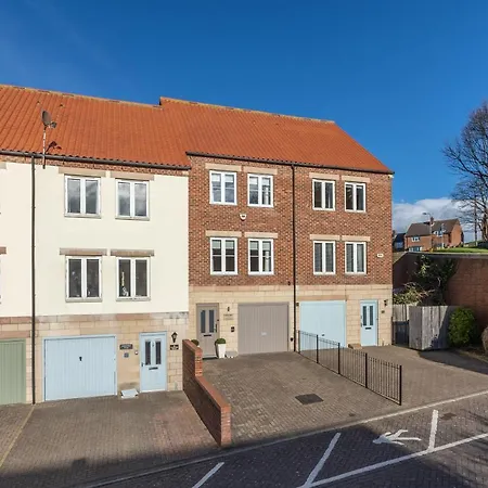 Sugar Reef - A Fantastic Modern House With Garden, Free Parking For 2 Cars, Electric Vehicle Point, Beach, Shops, Bars, Restaurants Just A 10 Minute Walk Away, Maximum Occupancy 4 Guests * Whitby