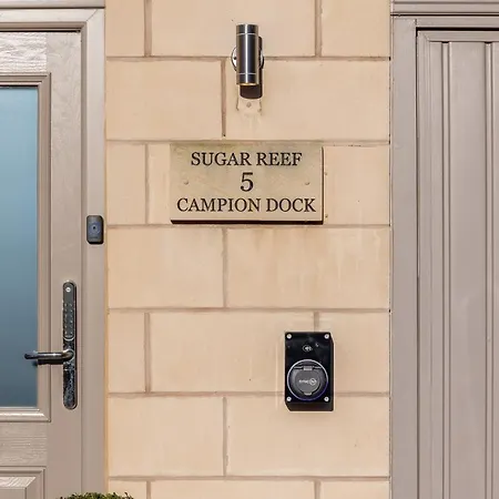 Dom wakacyjny Sugar Reef - A Fantastic Modern House With Garden, Free Parking For 2 Cars, Electric Vehicle Point, Beach, Shops, Bars, Restaurants Just A 10 Minute Walk Away, Maximum Occupancy 4 Guests Whitby