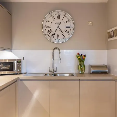 別荘 Sugar Reef - A Fantastic Modern House With Garden, Free Parking For 2 Cars, Electric Vehicle Point, Beach, Shops, Bars, Restaurants Just A 10 Minute Walk Away, Maximum Occupancy 4 Guests