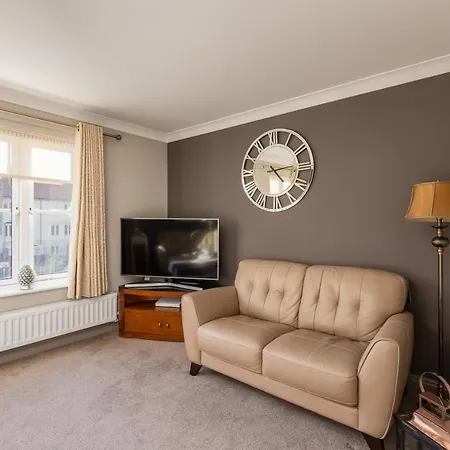 Sugar Reef - A Fantastic Modern House With Garden, Free Parking For 2 Cars, Electric Vehicle Point, Beach, Shops, Bars, Restaurants Just A 10 Minute Walk Away, Maximum Occupancy 4 Guests 別荘