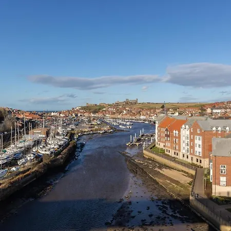 Sugar Reef - A Fantastic Modern House With Garden, Free Parking For 2 Cars, Electric Vehicle Point, Beach, Shops, Bars, Restaurants Just A 10 Minute Walk Away, Maximum Occupancy 4 Guests