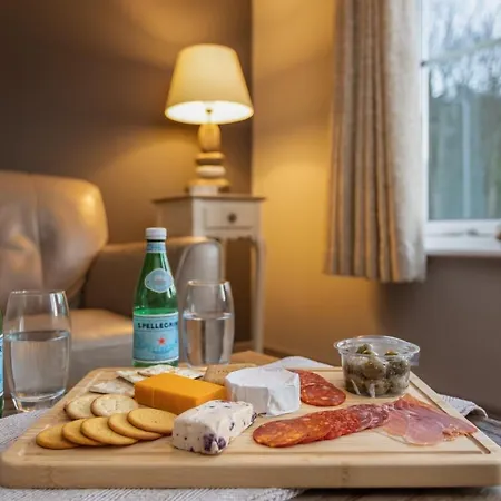 Sugar Reef - A Fantastic Modern House With Garden, Free Parking For 2 Cars, Electric Vehicle Point, Beach, Shops, Bars, Restaurants Just A 10 Minute Walk Away, Maximum Occupancy 4 Guests Whitby