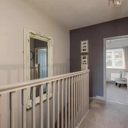 別荘 Sugar Reef - A Fantastic Modern House With Garden, Free Parking For 2 Cars, Electric Vehicle Point, Beach, Shops, Bars, Restaurants Just A 10 Minute Walk Away, Maximum Occupancy 4 Guests ウィットビー