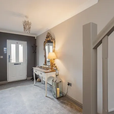 Sugar Reef - A Fantastic Modern House With Garden, Free Parking For 2 Cars, Electric Vehicle Point, Beach, Shops, Bars, Restaurants Just A 10 Minute Walk Away, Maximum Occupancy 4 Guests *