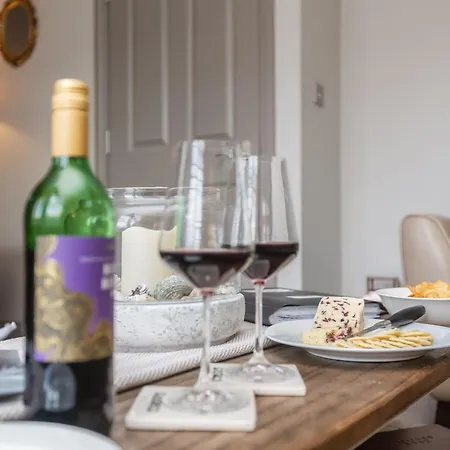 Sugar Reef - A Fantastic Modern House With Garden, Free Parking For 2 Cars, Electric Vehicle Point, Beach, Shops, Bars, Restaurants Just A 10 Minute Walk Away, Maximum Occupancy 4 Guests ウィットビー