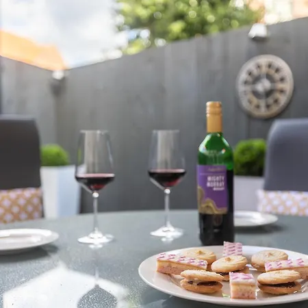 Sugar Reef - A Fantastic Modern House With Garden, Free Parking For 2 Cars, Electric Vehicle Point, Beach, Shops, Bars, Restaurants Just A 10 Minute Walk Away, Maximum Occupancy 4 Guests 別荘