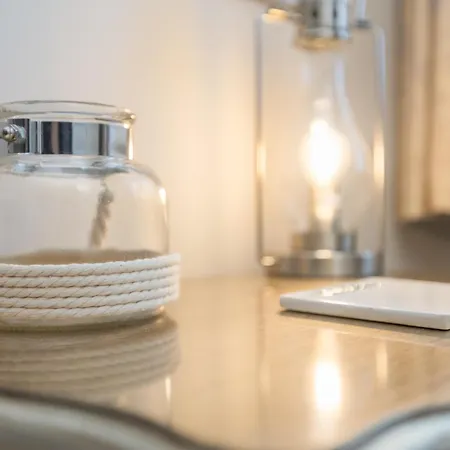 Dom wakacyjny Sugar Reef - A Fantastic Modern House With Garden, Free Parking For 2 Cars, Electric Vehicle Point, Beach, Shops, Bars, Restaurants Just A 10 Minute Walk Away, Maximum Occupancy 4 Guests