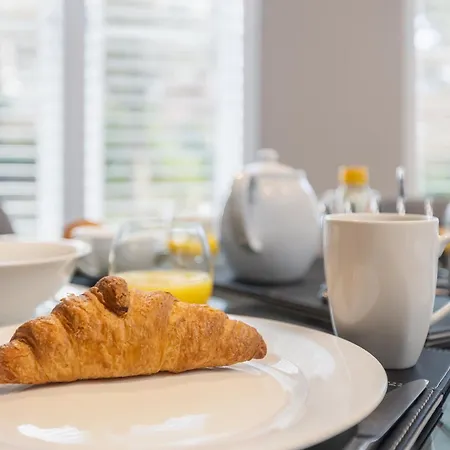 Dom wakacyjny Sugar Reef - A Fantastic Modern House With Garden, Free Parking For 2 Cars, Electric Vehicle Point, Beach, Shops, Bars, Restaurants Just A 10 Minute Walk Away, Maximum Occupancy 4 Guests *