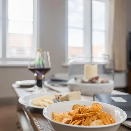 Sugar Reef - A Fantastic Modern House With Garden, Free Parking For 2 Cars, Electric Vehicle Point, Beach, Shops, Bars, Restaurants Just A 10 Minute Walk Away, Maximum Occupancy 4 Guests *