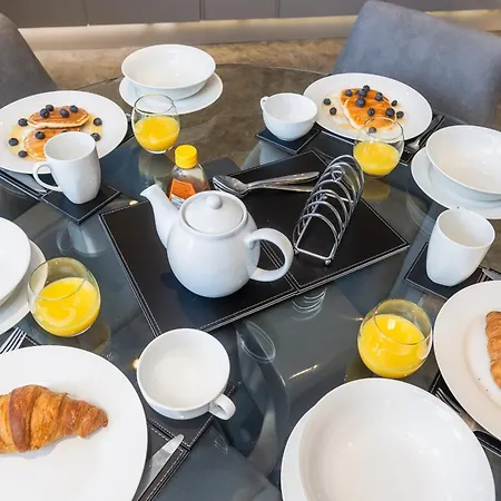 Sugar Reef - A Fantastic Modern House With Garden, Free Parking For 2 Cars, Electric Vehicle Point, Beach, Shops, Bars, Restaurants Just A 10 Minute Walk Away, Maximum Occupancy 4 Guests * Whitby