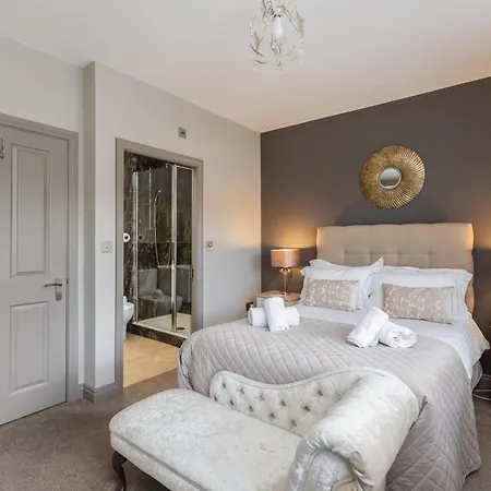 Sugar Reef - A Fantastic Modern House With Garden, Free Parking For 2 Cars, Electric Vehicle Point, Beach, Shops, Bars, Restaurants Just A 10 Minute Walk Away, Maximum Occupancy 4 Guests Dom wakacyjny *