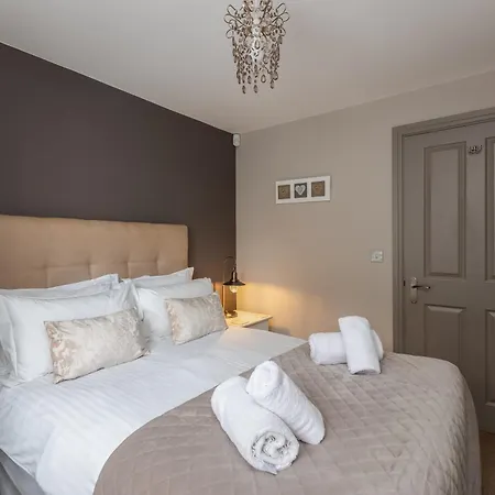 Sugar Reef - A Fantastic Modern House With Garden, Free Parking For 2 Cars, Electric Vehicle Point, Beach, Shops, Bars, Restaurants Just A 10 Minute Walk Away, Maximum Occupancy 4 Guests Dom wakacyjny Whitby