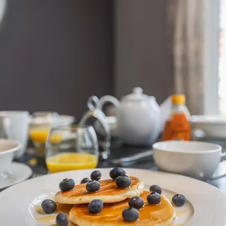 Dom wakacyjny Sugar Reef - A Fantastic Modern House With Garden, Free Parking For 2 Cars, Electric Vehicle Point, Beach, Shops, Bars, Restaurants Just A 10 Minute Walk Away, Maximum Occupancy 4 Guests Whitby