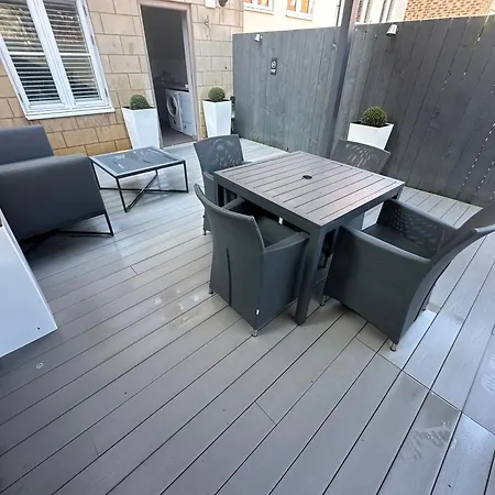 Sugar Reef - A Fantastic Modern House With Garden, Free Parking For 2 Cars, Electric Vehicle Point, Beach, Shops, Bars, Restaurants Just A 10 Minute Walk Away, Maximum Occupancy 4 Guests 別荘