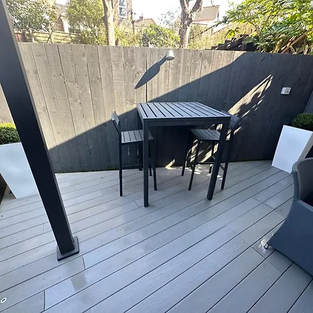 Sugar Reef - A Fantastic Modern House With Garden, Free Parking For 2 Cars, Electric Vehicle Point, Beach, Shops, Bars, Restaurants Just A 10 Minute Walk Away, Maximum Occupancy 4 Guests 펜션