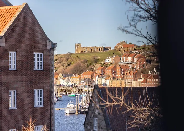 Sugar Reef - A Fantastic Modern House With Garden, Free Parking For 2 Cars, Electric Vehicle Point, Beach, Shops, Bars, Restaurants Just A 10 Minute Walk Away, Maximum Occupancy 4 Guests Whitby