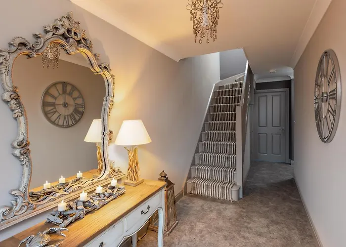 Sugar Reef - A Fantastic Modern House With Garden, Free Parking For 2 Cars, Electric Vehicle Point, Beach, Shops, Bars, Restaurants Just A 10 Minute Walk Away, Maximum Occupancy 4 Guests Tatil Evi *