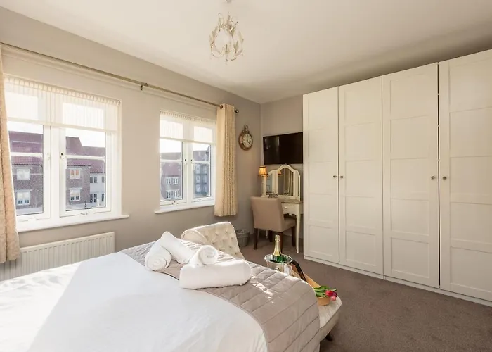 Sugar Reef - A Fantastic Modern House With Garden, Free Parking For 2 Cars, Electric Vehicle Point, Beach, Shops, Bars, Restaurants Just A 10 Minute Walk Away, Maximum Occupancy 4 Guests Whitby