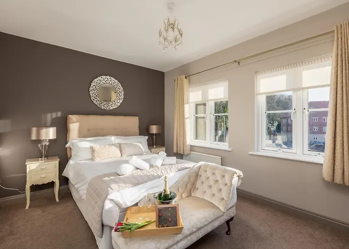 Sugar Reef - A Fantastic Modern House With Garden, Free Parking For 2 Cars, Electric Vehicle Point, Beach, Shops, Bars, Restaurants Just A 10 Minute Walk Away, Maximum Occupancy 4 Guests *