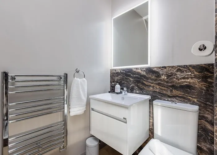 Sugar Reef - A Fantastic Modern House With Garden, Free Parking For 2 Cars, Electric Vehicle Point, Beach, Shops, Bars, Restaurants Just A 10 Minute Walk Away, Maximum Occupancy 4 Guests *