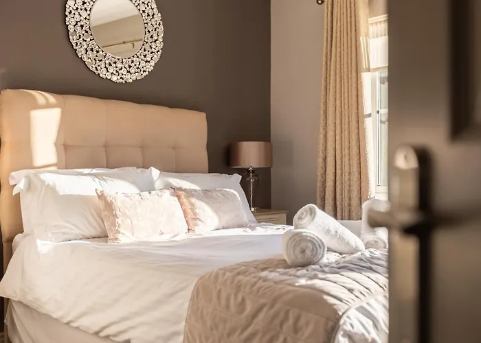 Sugar Reef - A Fantastic Modern House With Garden, Free Parking For 2 Cars, Electric Vehicle Point, Beach, Shops, Bars, Restaurants Just A 10 Minute Walk Away, Maximum Occupancy 4 Guests Tatil Evi *