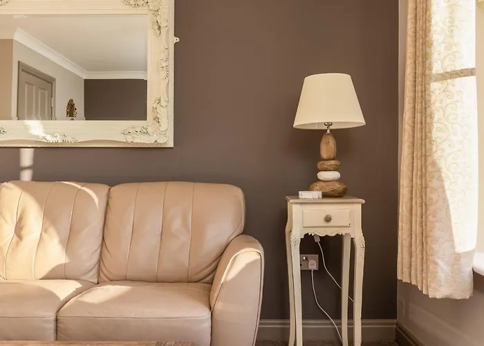 Sugar Reef - A Fantastic Modern House With Garden, Free Parking For 2 Cars, Electric Vehicle Point, Beach, Shops, Bars, Restaurants Just A 10 Minute Walk Away, Maximum Occupancy 4 Guests Tatil Evi