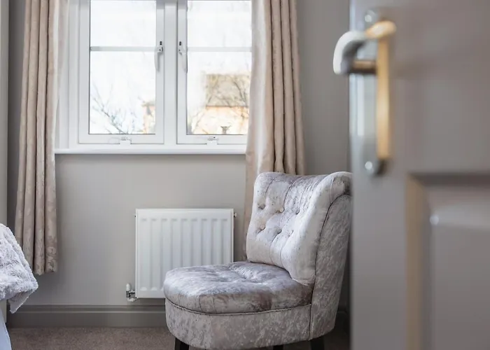 Sugar Reef - A Fantastic Modern House With Garden, Free Parking For 2 Cars, Electric Vehicle Point, Beach, Shops, Bars, Restaurants Just A 10 Minute Walk Away, Maximum Occupancy 4 Guests Whitby