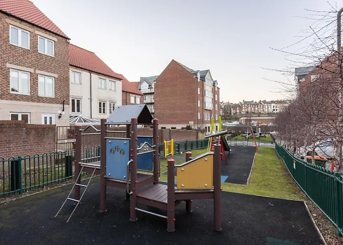 Sugar Reef - A Fantastic Modern House With Garden, Free Parking For 2 Cars, Electric Vehicle Point, Beach, Shops, Bars, Restaurants Just A 10 Minute Walk Away, Maximum Occupancy 4 Guests Tatil Evi Whitby