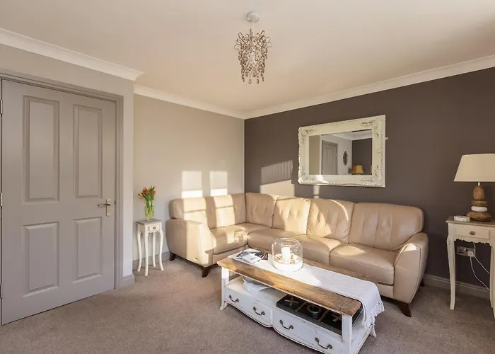 Sugar Reef - A Fantastic Modern House With Garden, Free Parking For 2 Cars, Electric Vehicle Point, Beach, Shops, Bars, Restaurants Just A 10 Minute Walk Away, Maximum Occupancy 4 Guests Tatil Evi