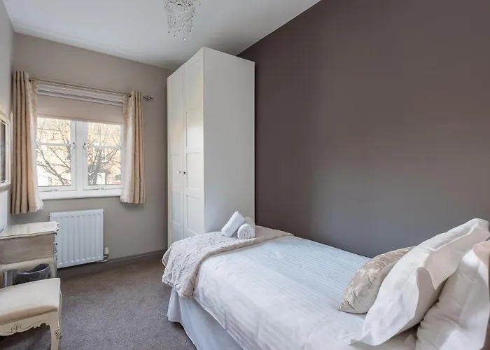 Sugar Reef - A Fantastic Modern House With Garden, Free Parking For 2 Cars, Electric Vehicle Point, Beach, Shops, Bars, Restaurants Just A 10 Minute Walk Away, Maximum Occupancy 4 Guests Tatil Evi Whitby