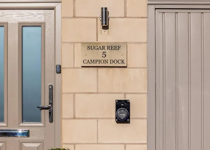 Tatil Evi Sugar Reef - A Fantastic Modern House With Garden, Free Parking For 2 Cars, Electric Vehicle Point, Beach, Shops, Bars, Restaurants Just A 10 Minute Walk Away, Maximum Occupancy 4 Guests Whitby