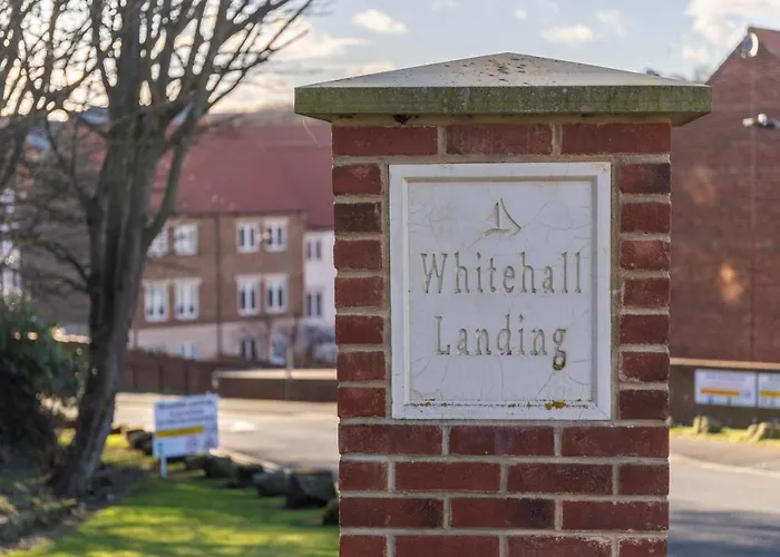 Sugar Reef - A Fantastic Modern House With Garden, Free Parking For 2 Cars, Electric Vehicle Point, Beach, Shops, Bars, Restaurants Just A 10 Minute Walk Away, Maximum Occupancy 4 Guests *