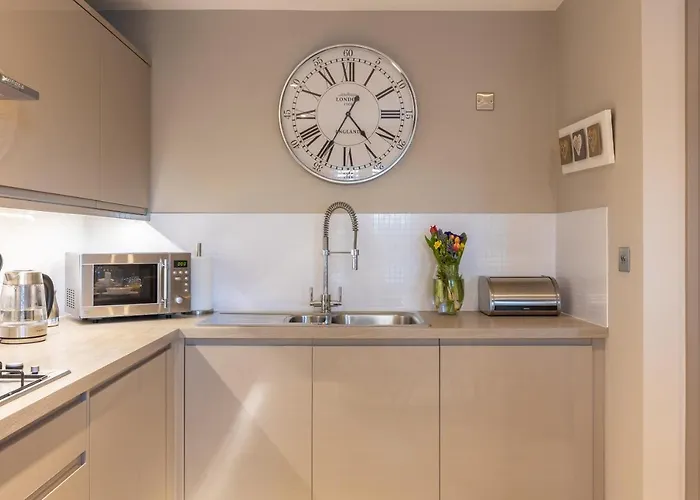 Tatil Evi Sugar Reef - A Fantastic Modern House With Garden, Free Parking For 2 Cars, Electric Vehicle Point, Beach, Shops, Bars, Restaurants Just A 10 Minute Walk Away, Maximum Occupancy 4 Guests